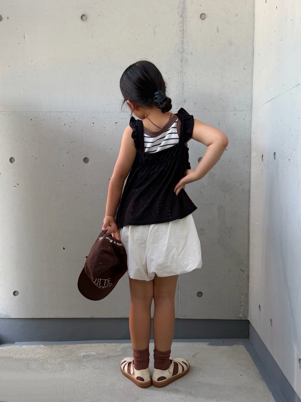 ホワイト系のその他パンツ、ブラック系のセットアップ、ブラウン系のタンクトップを着用したキッズの夏コーディネートの2枚目の写真