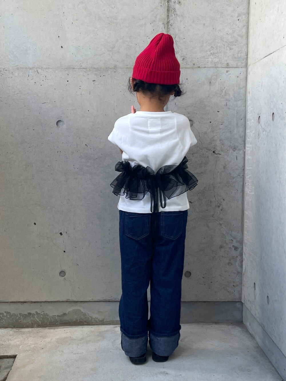 「ロゴT、ニット帽、秋コーデ、キッズコーデ、キッズファッション、デニムパンツ、グルカサンダル、差し色コーデ、チュール、シンプルコーデ、ロールアップ」｜「BREEZEのアイテム（ニットキャップ/ビーニー、レッド系）」を使った、ioooさん（キッズ・110cm）の秋コーディネートの3枚目の写真
