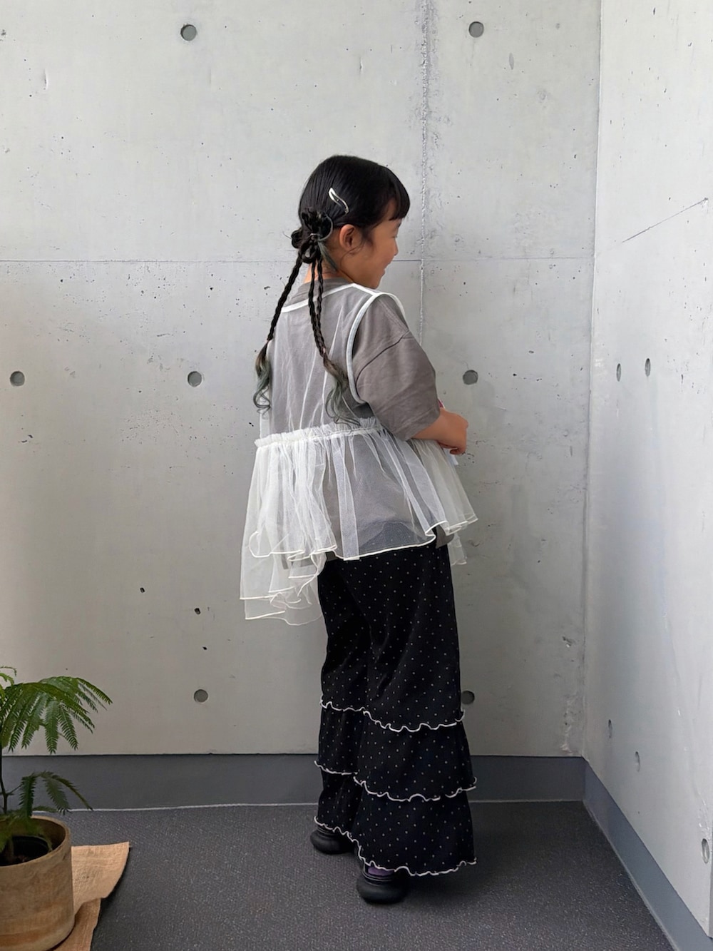 ホワイト系のTシャツ/カットソー、ブラック系のその他パンツ、ブラック系のサンダルを着用したキッズの夏コーディネートの2枚目の写真