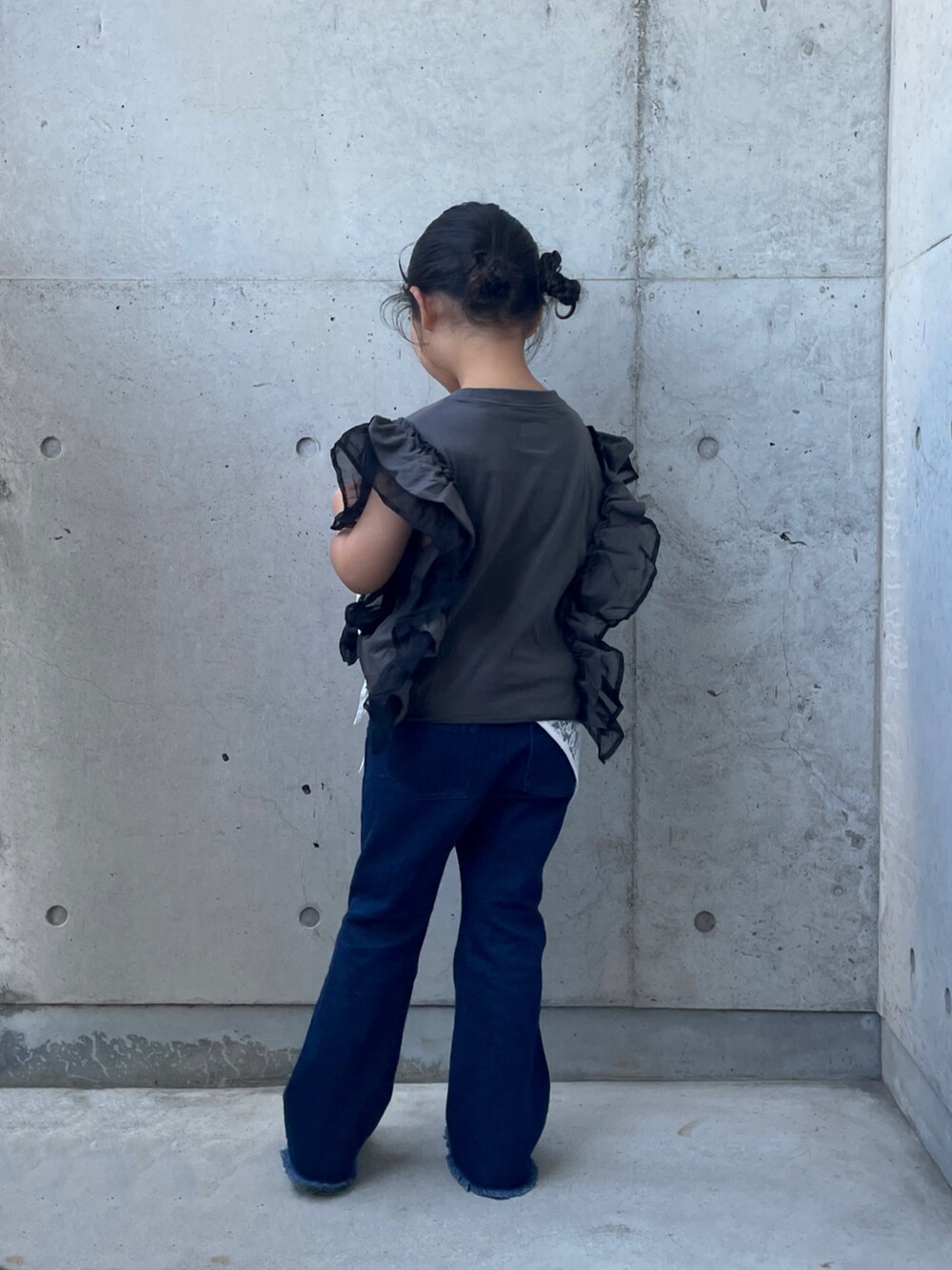 グレー系のTシャツ/カットソー、ブラック系のスニーカー、ブルー系のデニムパンツを着用したキッズの夏コーディネートの3枚目の写真