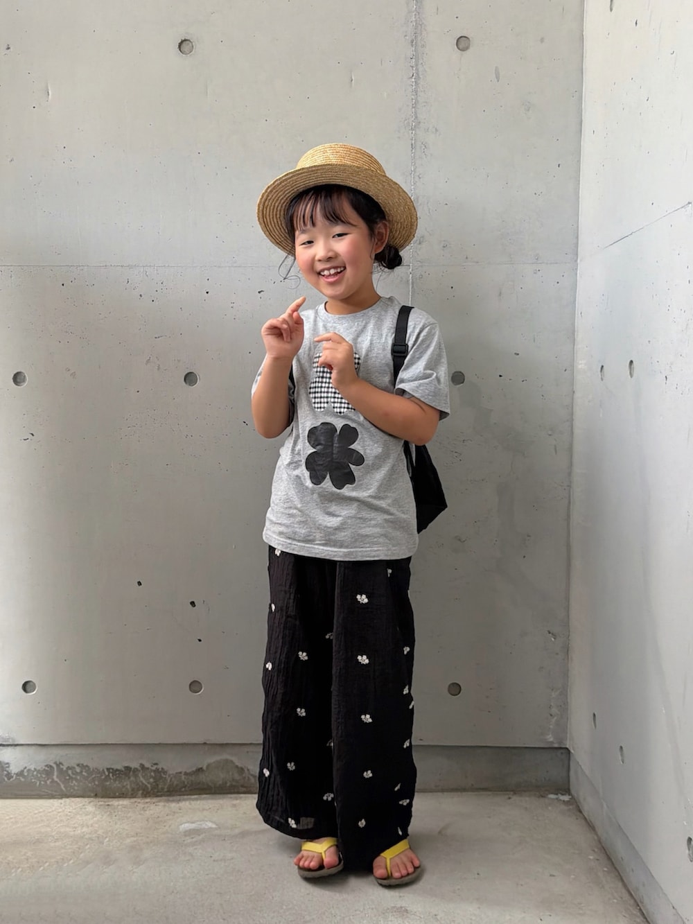 ブラック系のその他パンツ、ブラウン系のサンダル、グレー系のTシャツ/カットソーを着用したキッズの夏コーディネートの5枚目の写真