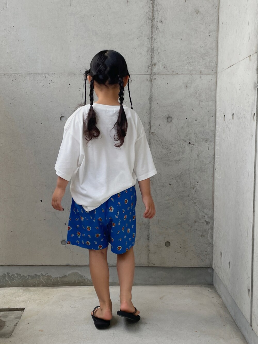ブルー系のその他パンツ、ホワイト系のTシャツ/カットソー、ブラック系のサンダルを着用したキッズの夏コーディネートの4枚目の写真