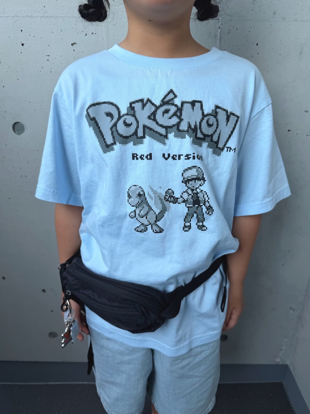 シルバー系のスニーカー、ブルー系のTシャツ/カットソー、ブルー系のパンツを着用したキッズの夏コーディネートの3枚目の写真