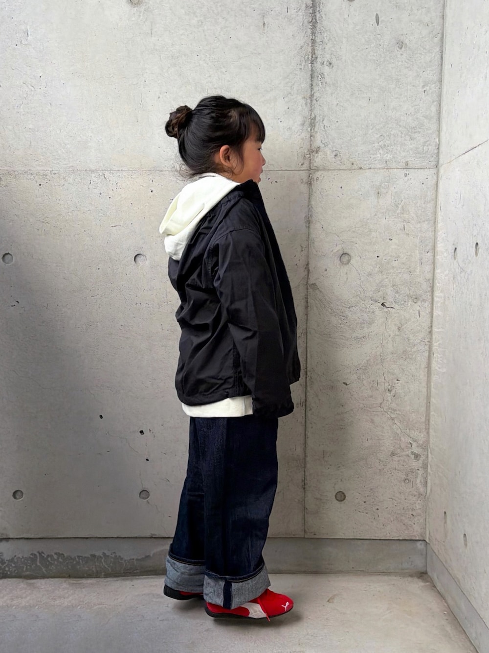 ホワイト系のパーカー、レッド系のスニーカー、ホワイト系のトップスを着用したキッズの冬コーディネートの2枚目の写真