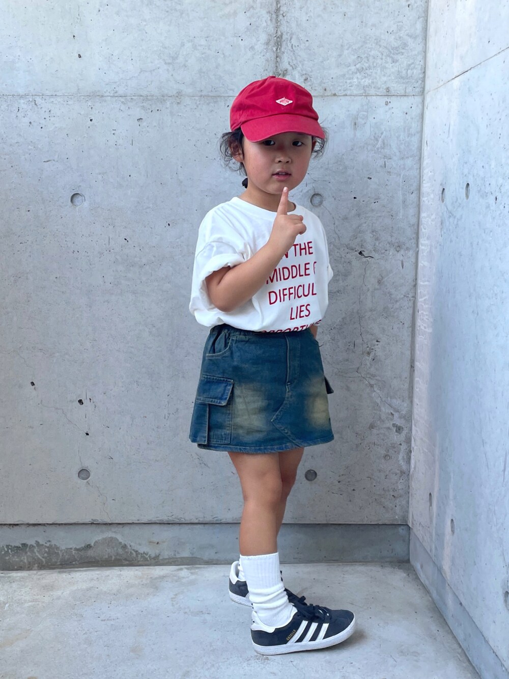 ブルー系のスカート、ブラック系のスニーカー、ホワイト系のTシャツ/カットソーを着用したキッズの夏コーディネートの3枚目の写真