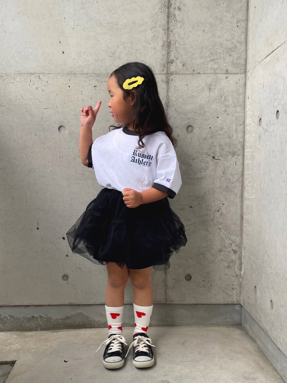 ホワイト系のその他パンツ、ホワイト系のサンダル、ホワイト系のTシャツ/カットソーを着用したキッズの春コーディネートの3枚目の写真