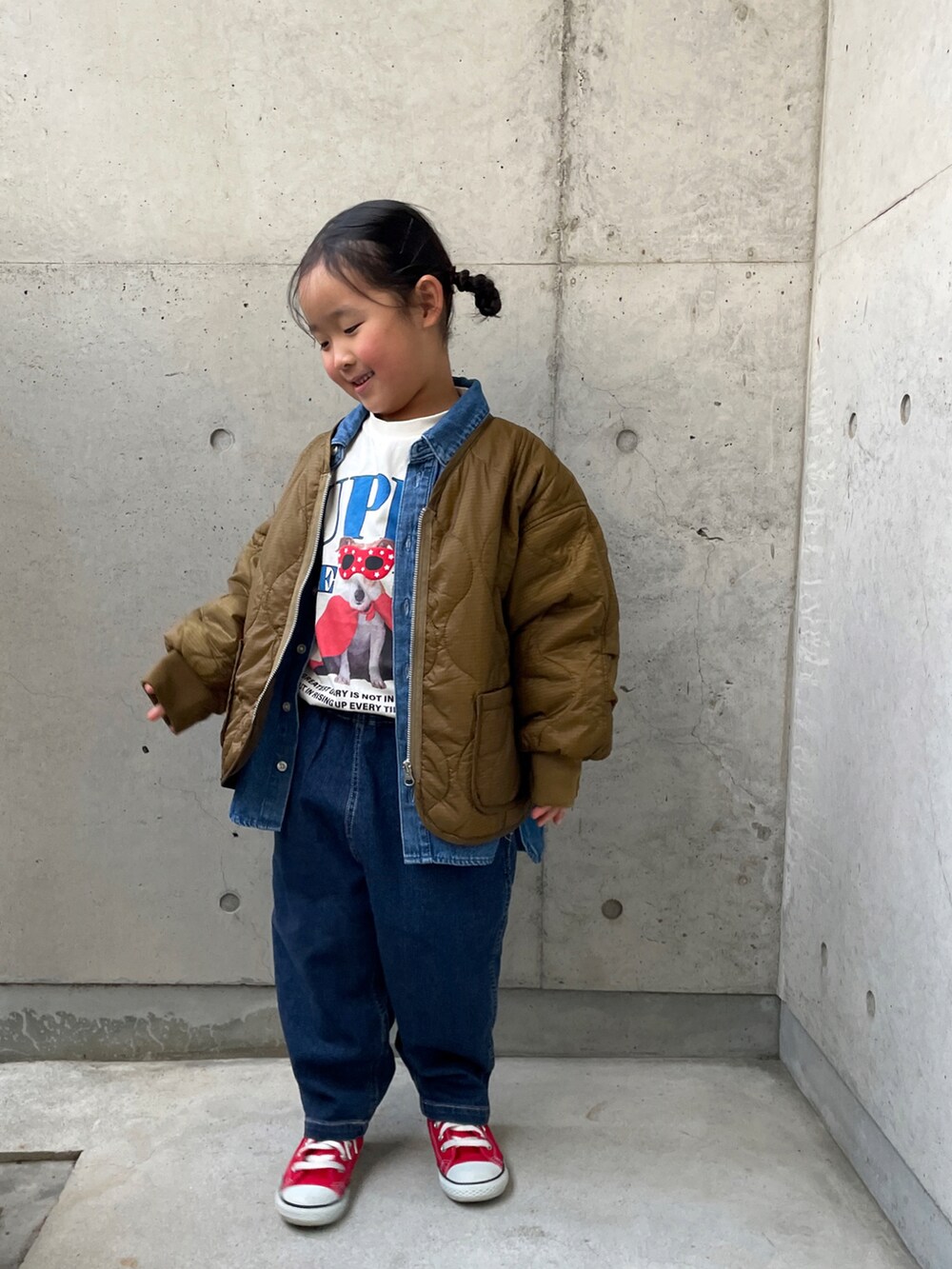 ブルー系のTシャツ/カットソー、ブルー系のシャツ/ブラウス、ブルー系のデニムパンツを着用したキッズの冬コーディネートの5枚目の写真