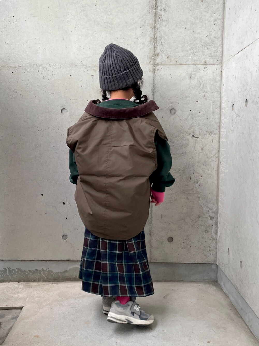 ピンク系のニット/セーター、グリーン系のスウェット、グレー系のスニーカーを着用したキッズの冬コーディネートの2枚目の写真