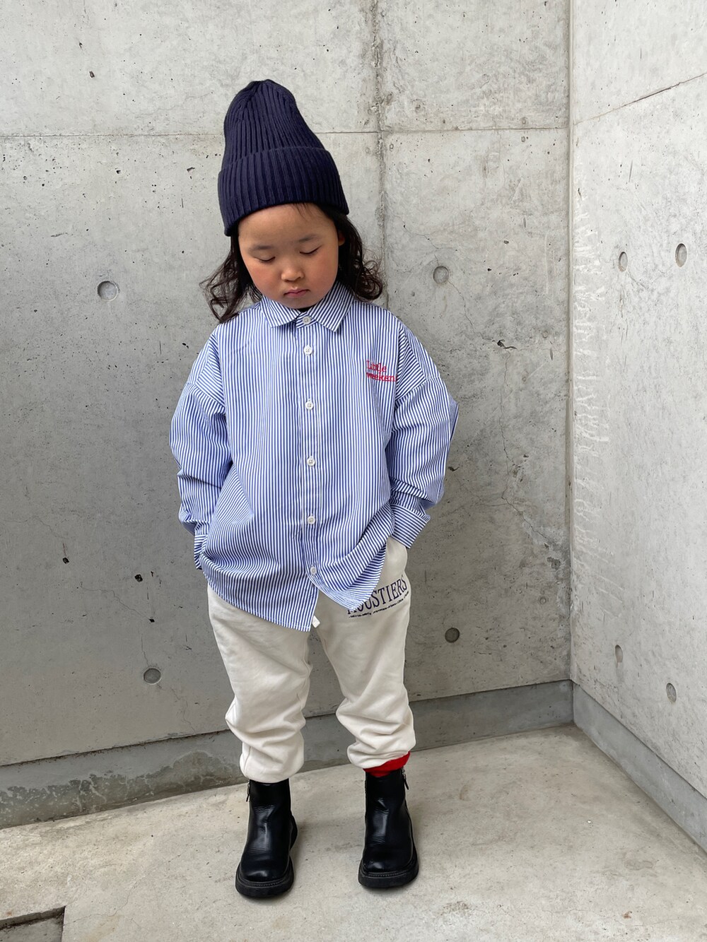 ブラック系のブーツ、ブルー系のシャツ/ブラウス、ホワイト系のその他パンツを着用したキッズの春コーディネートの2枚目の写真