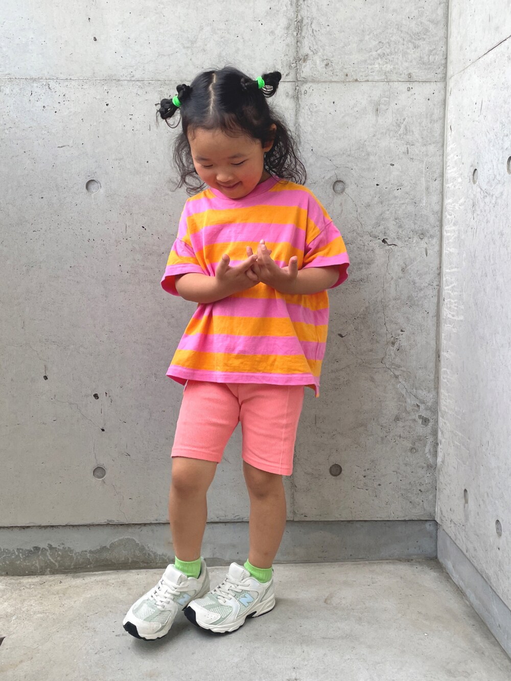 ピンク系のTシャツ/カットソー、ホワイト系のスニーカー、ピンク系のレギンス/スパッツを着用したキッズの春コーディネートの2枚目の写真
