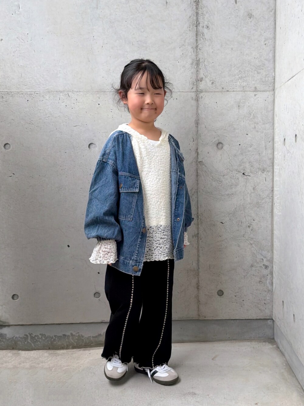 ホワイト系のTシャツ/カットソー、ブラック系のスウェットパンツ、ホワイト系のスニーカーを着用したキッズの秋コーディネートの4枚目の写真