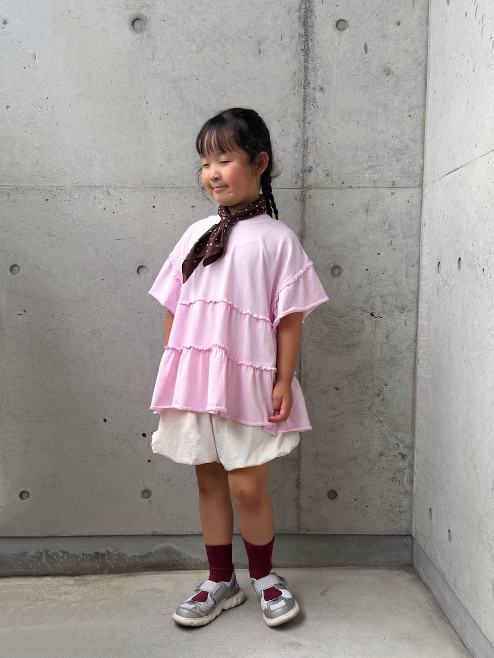 ピンク系のTシャツ/カットソー、ホワイト系のその他パンツ、シルバー系のスニーカーを着用したキッズの夏コーディネートの5枚目の写真