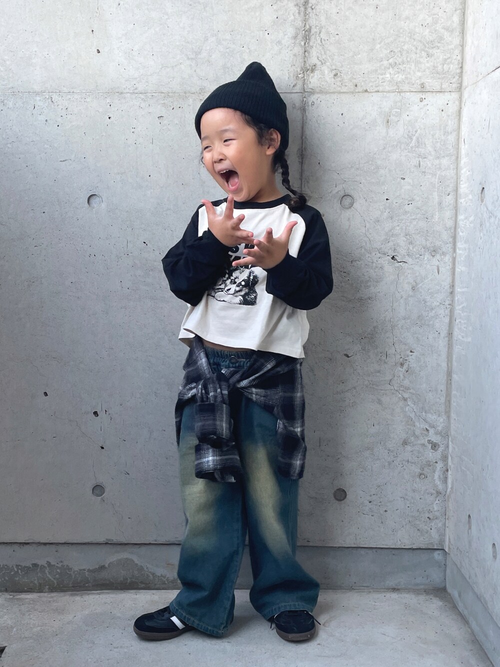 ホワイト系のトップス、ブラック系のシャツ/ブラウス、ブルー系のパンツを着用したキッズの秋コーディネートの2枚目の写真