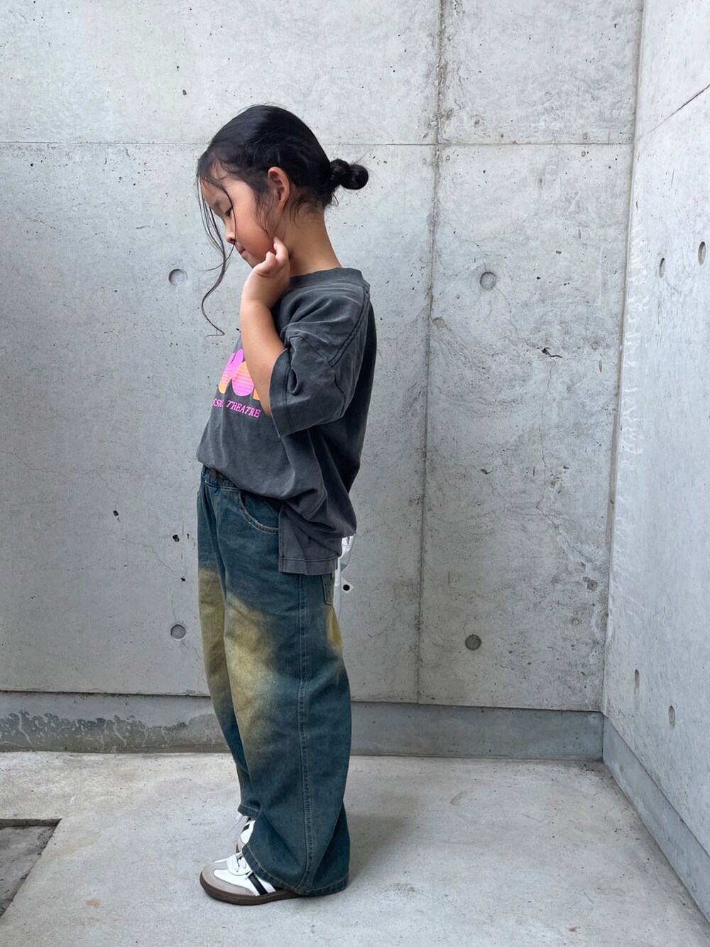 ピンク系のキャミソール、ブルー系のパンツ、グレー系のTシャツ/カットソーを着用したキッズの夏コーディネートの3枚目の写真