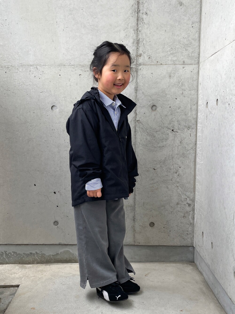 ブラック系のスニーカー、グレー系のパンツ、ブルー系のシャツ/ブラウスを着用したキッズの春コーディネートの5枚目の写真