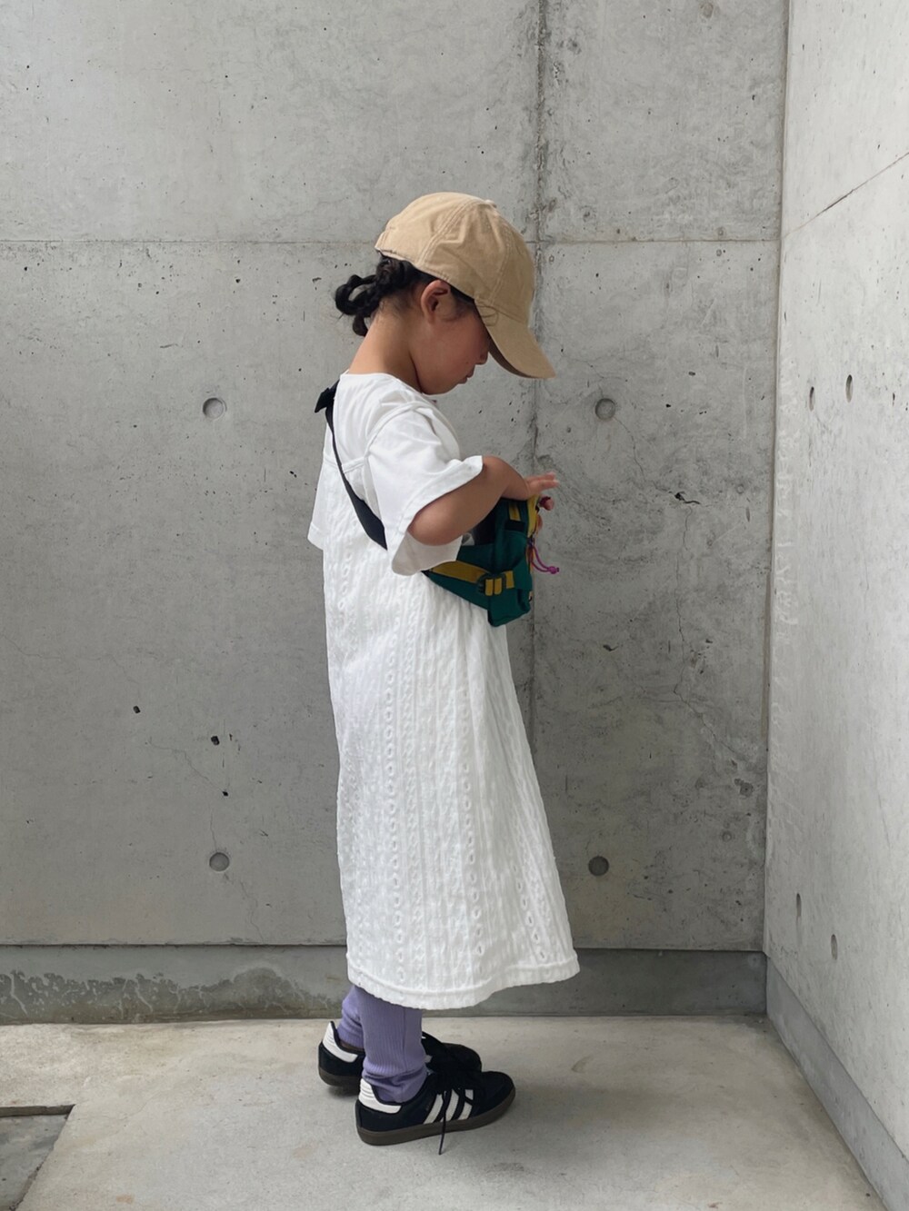 パープル系のその他パンツ、ホワイト系のワンピース、ブラック系のシューズを着用したキッズの夏コーディネートの2枚目の写真