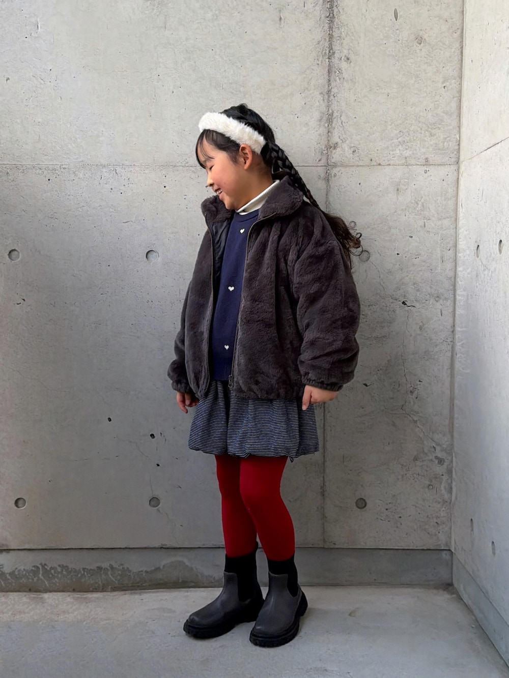 ブルー系のニット/セーター、ホワイト系のニット/セーター、グレー系のブルゾンを着用したキッズの冬コーディネートの3枚目の写真