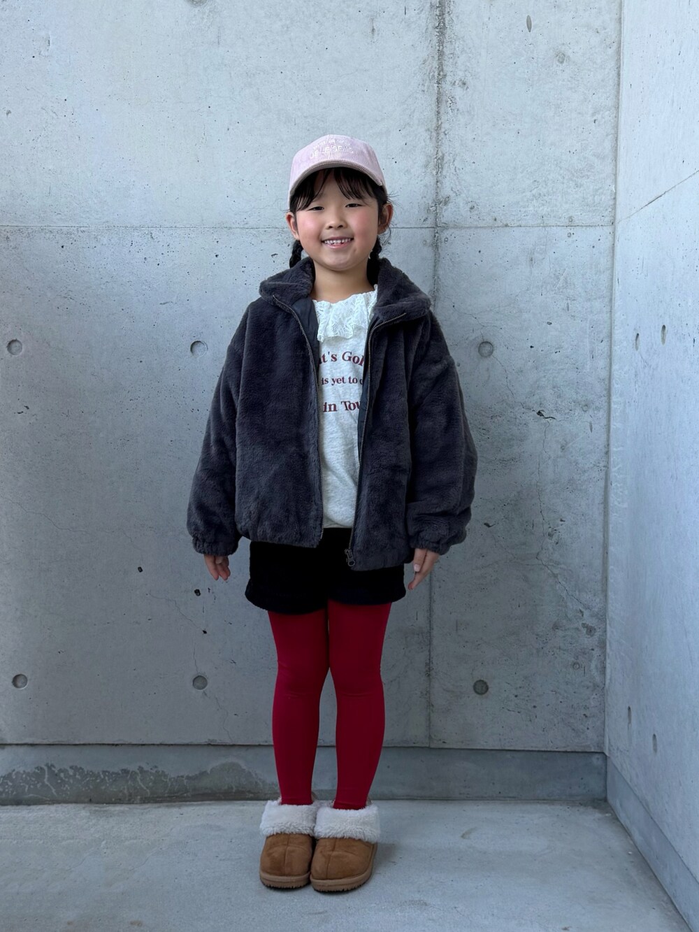 グレー系のブルゾン、ブラウン系のブーツ、ブラック系のその他パンツを着用したキッズの冬コーディネートの5枚目の写真