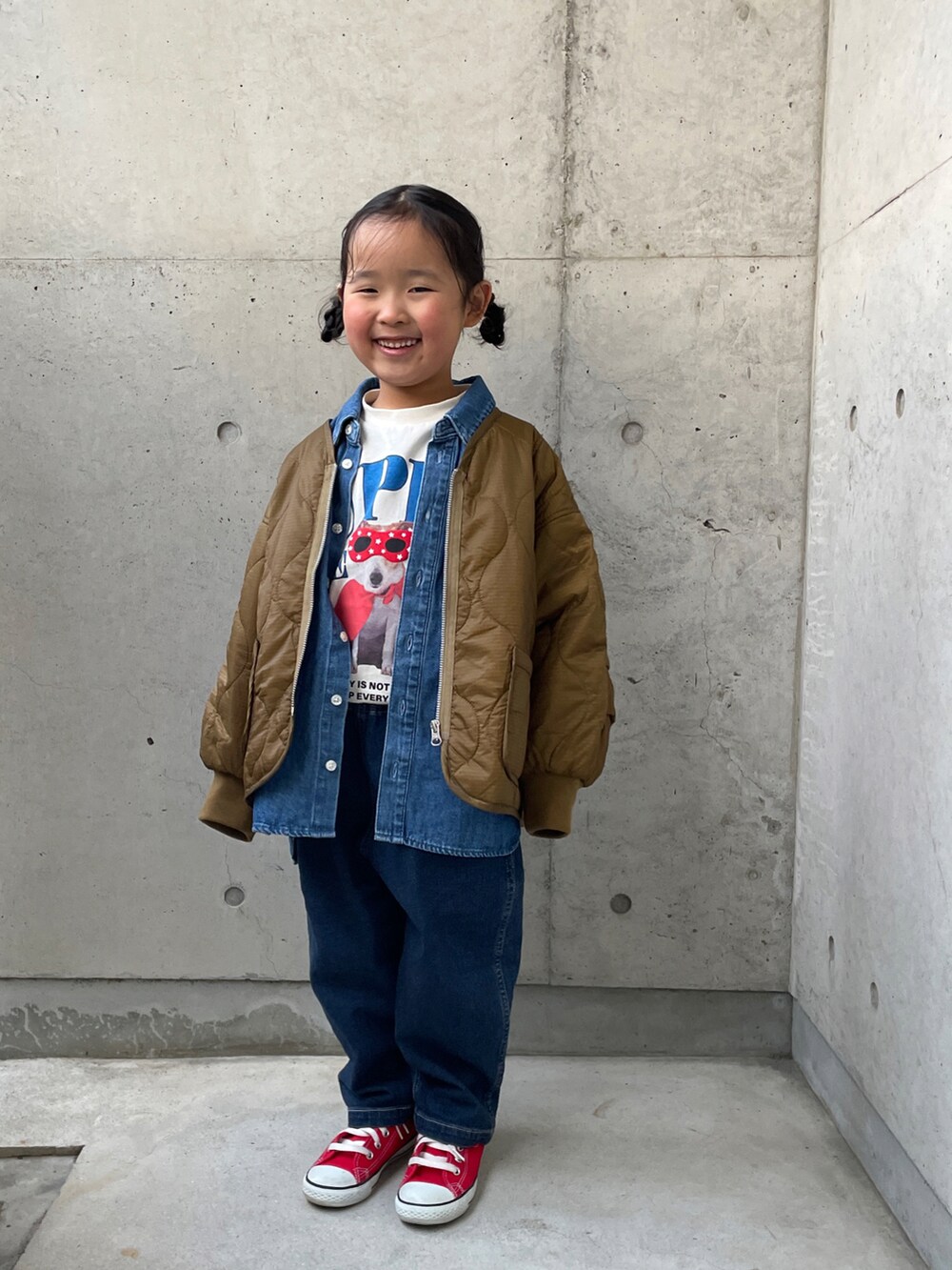 ブルー系のTシャツ/カットソー、ブルー系のシャツ/ブラウス、ブルー系のデニムパンツを着用したキッズの冬コーディネートの3枚目の写真