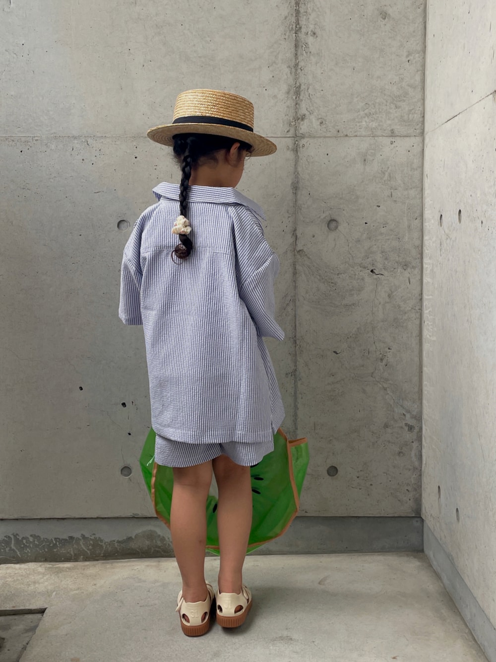 「サンダル、夏コーデ、セットアップ、カンカン帽、キッズコーデ、麦わら帽子、シャツスタイル」|「b・ROOMの【セットアップ可能】ビッグシルエットアソート半袖シャツ(シャツ/ブラウス、ブルー系)」を使った、ioooさん(キッズ・110cm)の夏コーディネートの3枚目の写真