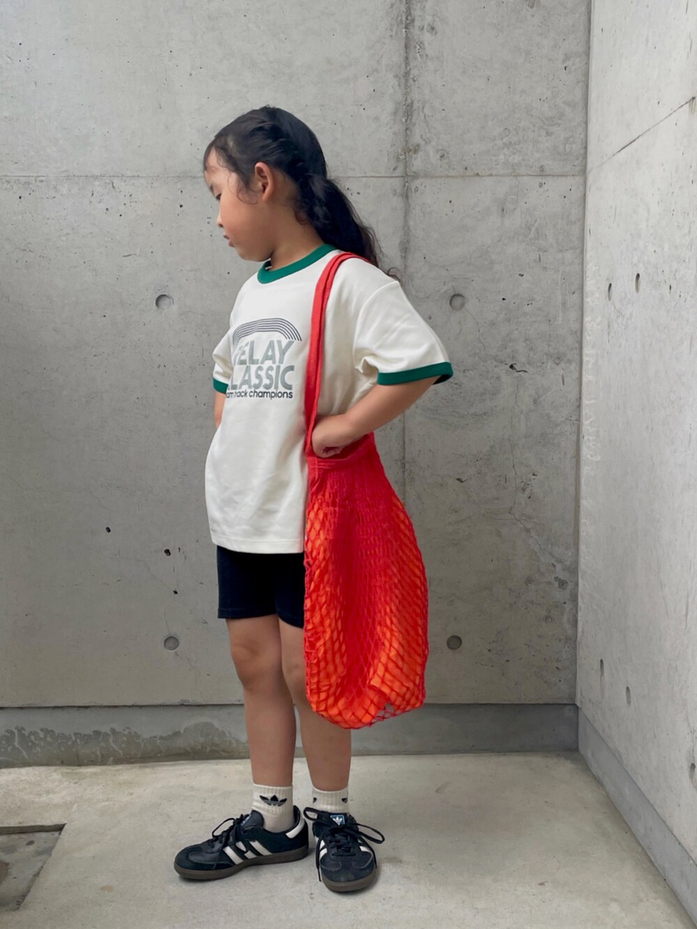 「キッズコーデ、リンガーTシャツ、リブパンツ、スニーカー、トートバッグ」｜「adidasのサンバ OG キッズ / Samba OG Kids（シューズ、ブラック系）」を使った、ioooさん（キッズ・110cm）の春コーディネートの5枚目の写真