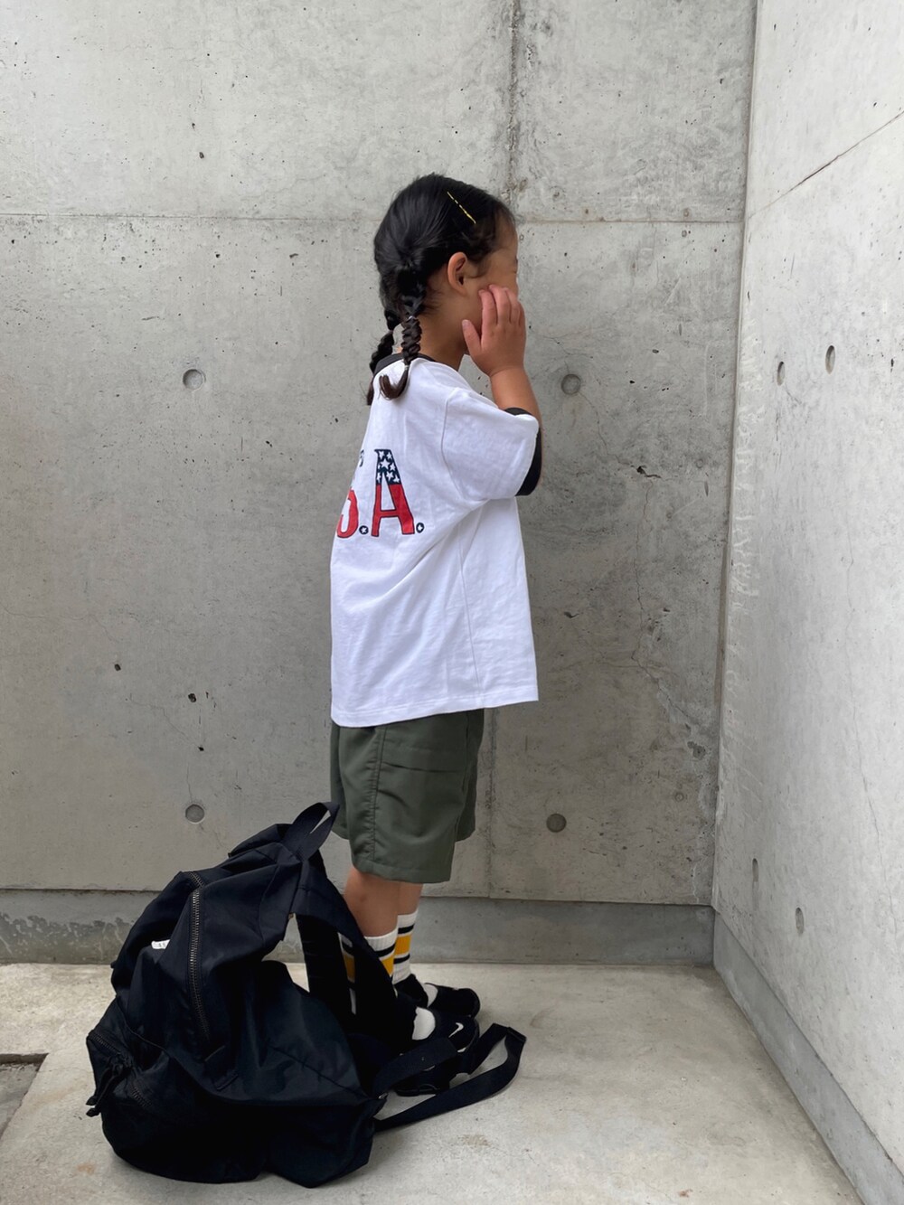 グリーン系のパンツ、ホワイト系のTシャツ/カットソー、ブラック系のスニーカーを着用したキッズの夏コーディネートの2枚目の写真