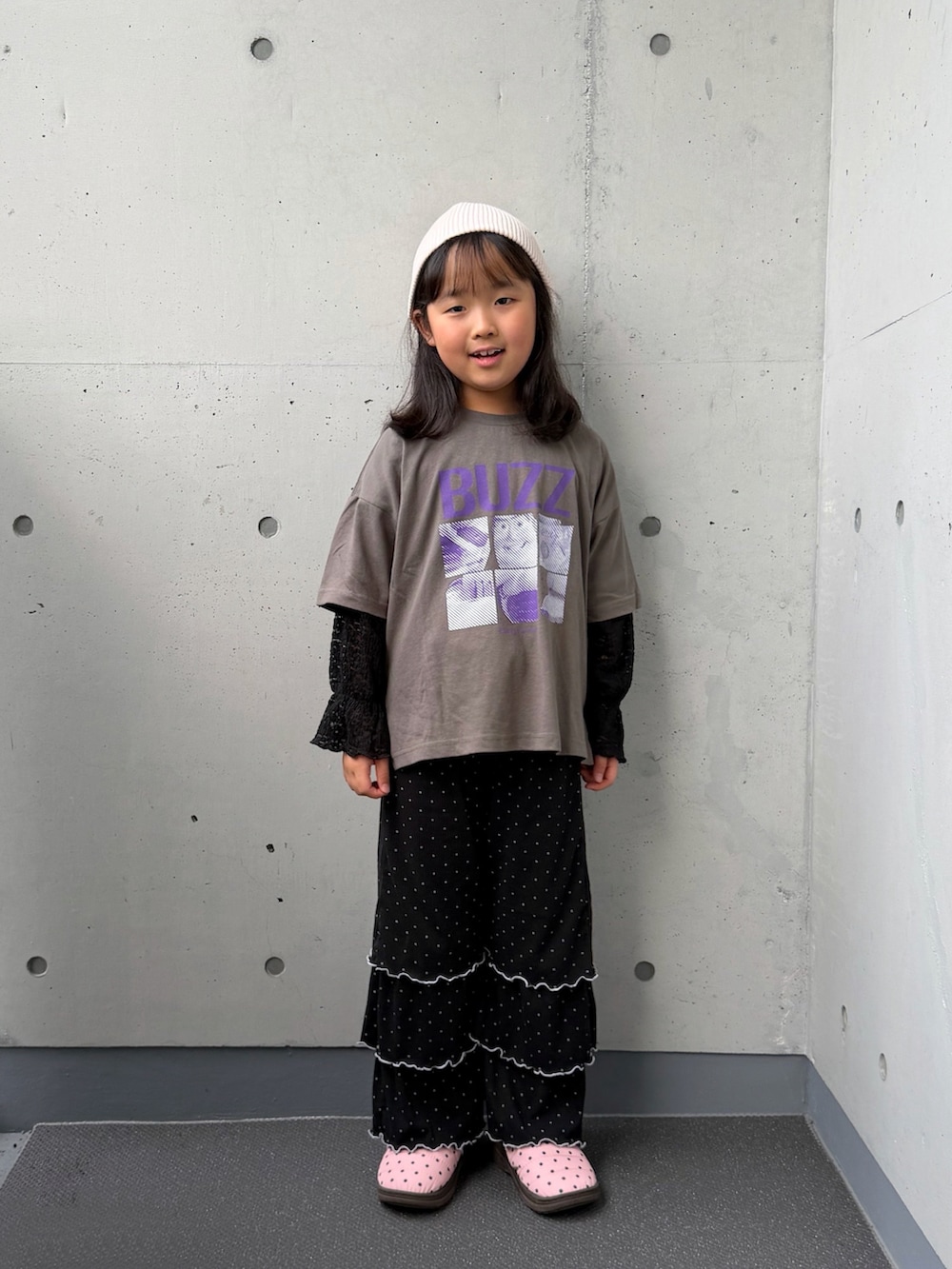 ブラック系のTシャツ/カットソー、ブラック系のその他パンツ、ブラック系のTシャツ/カットソーを着用したキッズの秋コーディネートの2枚目の写真