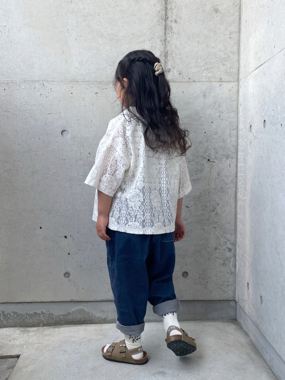 「デニムパンツ、シャツスタイル、タンクトップ、ボーダー、サンダル、キッズコーデ、レーストップス、着回しコーデ」｜「MILLERの【別注】＜Robert P. Miller＞タンクトップ 100-130cm（タンクトップ、ブラウン系）」を使った、ioooさん（キッズ・110cm）の春コーディネートの5枚目の写真