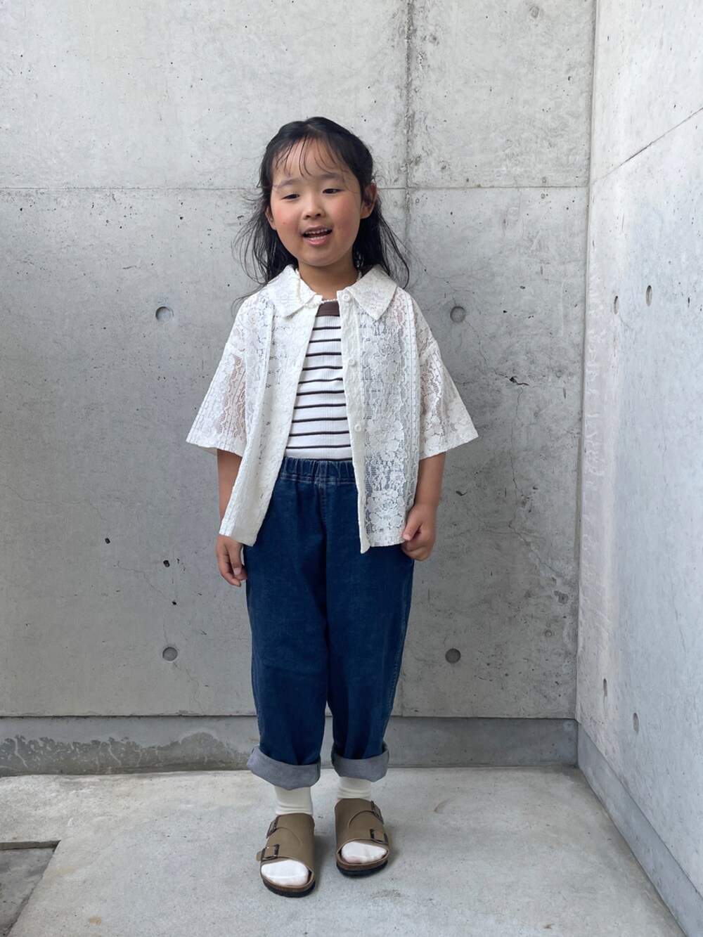「デニムパンツ、シャツスタイル、タンクトップ、ボーダー、サンダル、キッズコーデ、レーストップス、着回しコーデ」｜「MILLERの【別注】＜Robert P. Miller＞タンクトップ 100-130cm（タンクトップ、ブラウン系）」を使った、ioooさん（キッズ・110cm）の春コーディネートの4枚目の写真