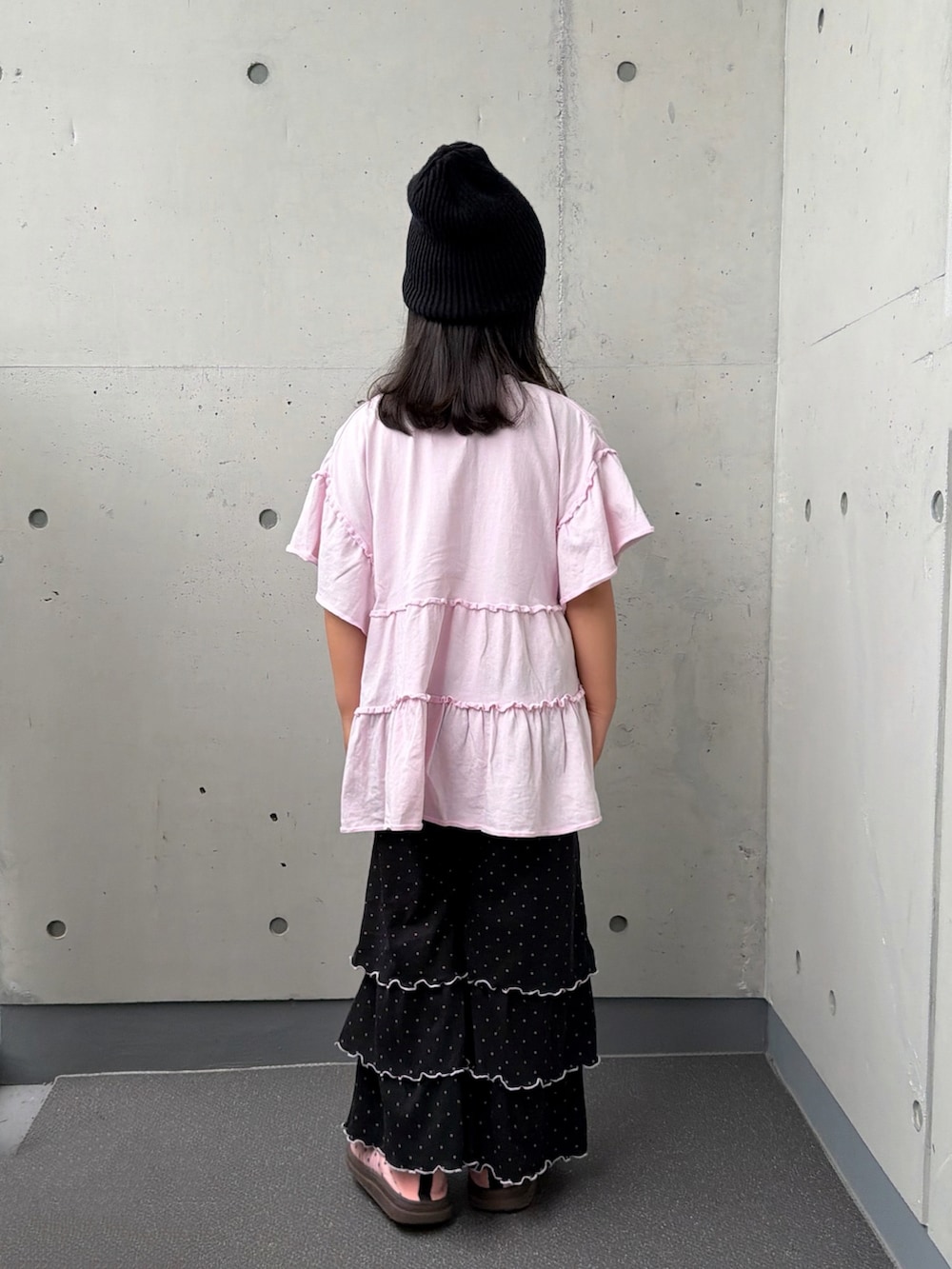 ピンク系のTシャツ/カットソー、ブラック系のその他パンツ、ピンク系のシューズを着用したキッズの秋コーディネートの4枚目の写真