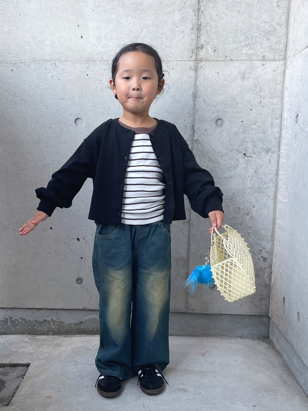 「カーディガン、秋コーデ、女の子、キッズコーデ、キッズファッション、ボーダー、デニムパンツ、スニーカー、カチューシャ、ヘアアレンジ、秋服準備はじめました、着回しコーデ」｜「Birthdayのアイテム（パンツ、ブルー系）」を使った、ioooさん（キッズ・110cm）の秋コーディネートの3枚目の写真