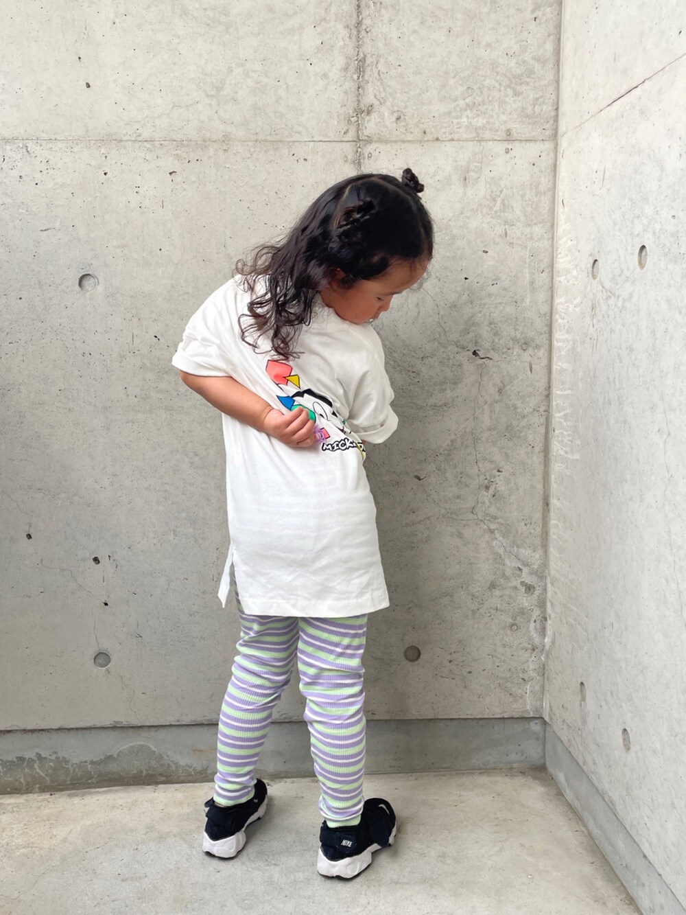 ホワイト系のTシャツ/カットソー、ブラック系のスニーカー、パープル系のレギンス/スパッツを着用したキッズの春コーディネートの5枚目の写真