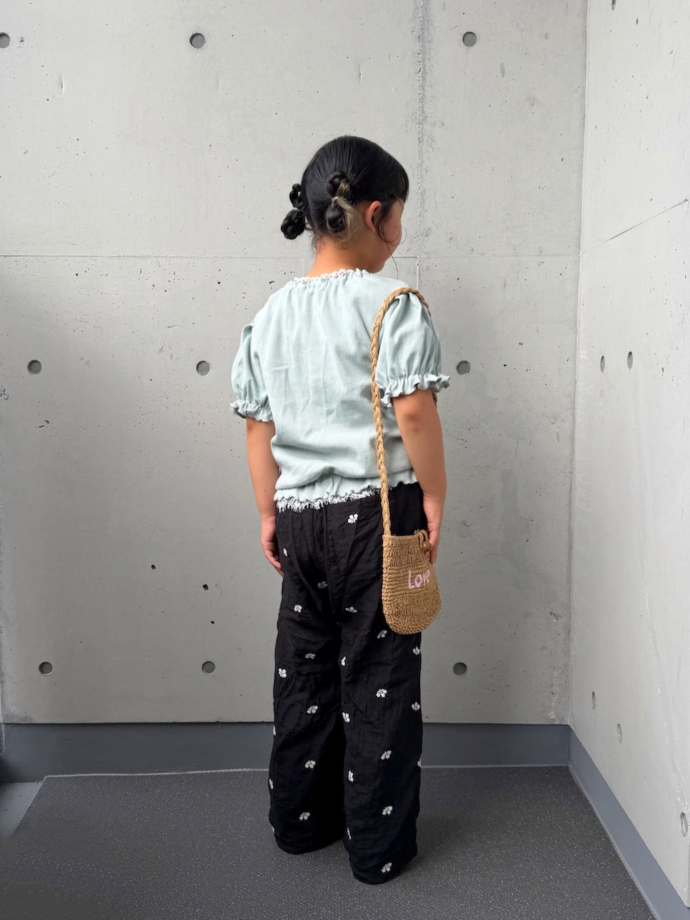 ブルー系のTシャツ/カットソー、ブラック系のその他パンツ、ベージュ系のショルダーバッグを着用したキッズの夏コーディネートの3枚目の写真