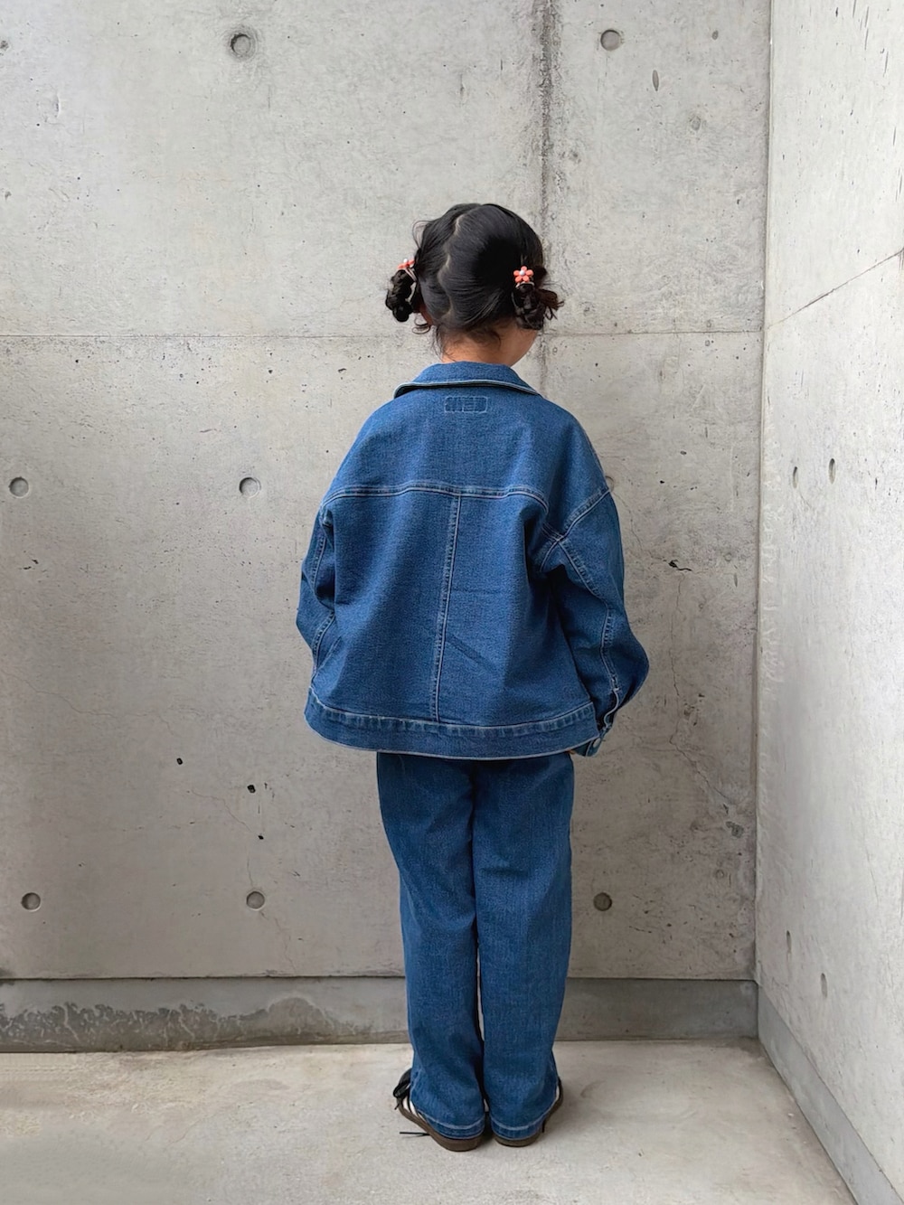 ホワイト系のスウェット、ブルー系のデニムジャケット、ブルー系のデニムパンツを着用したキッズの春コーディネートの3枚目の写真