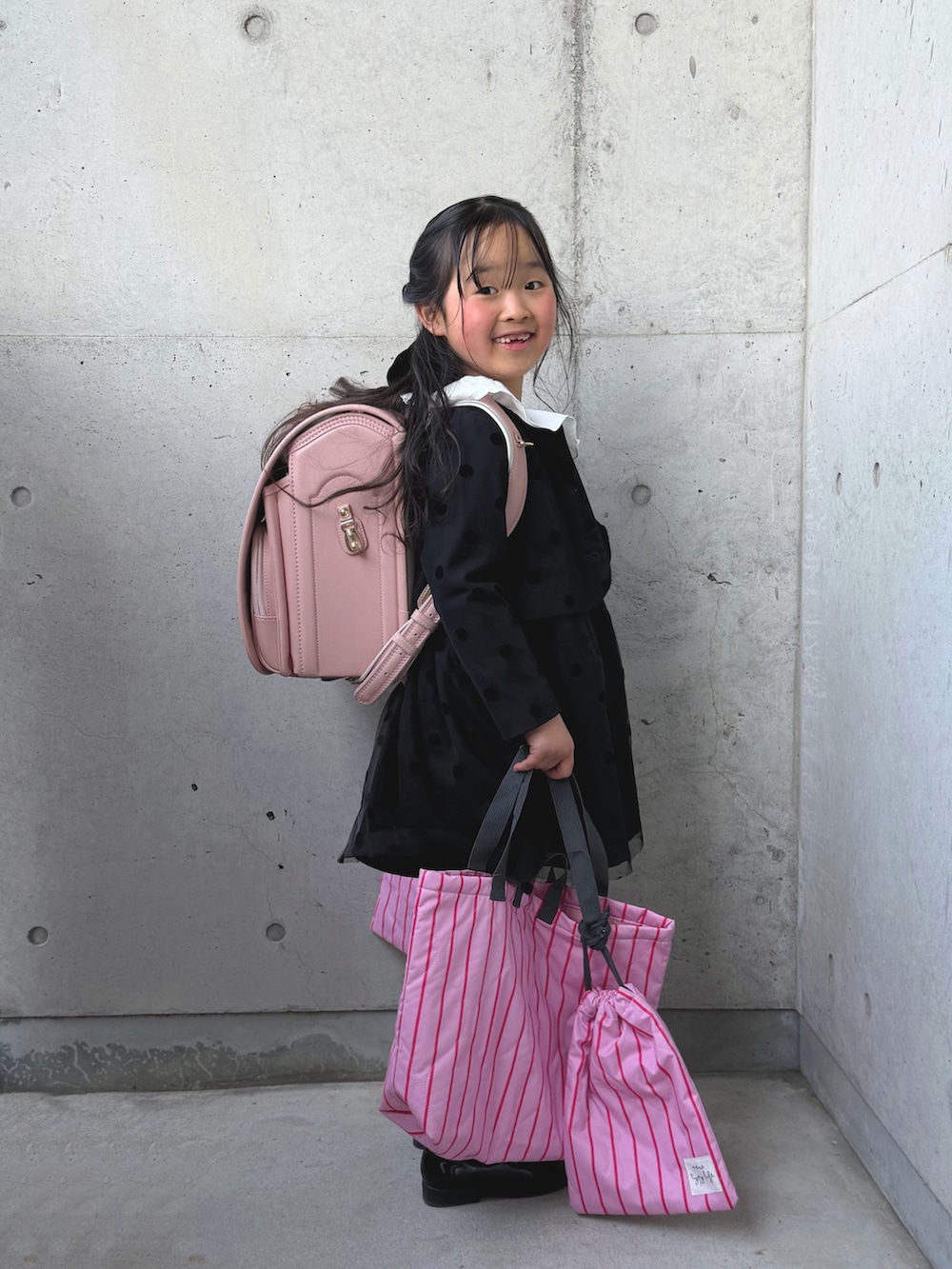 その他のローファー、ホワイト系のシャツ/ブラウス、ブラック系のワンピースを着用したキッズの冬コーディネートの2枚目の写真