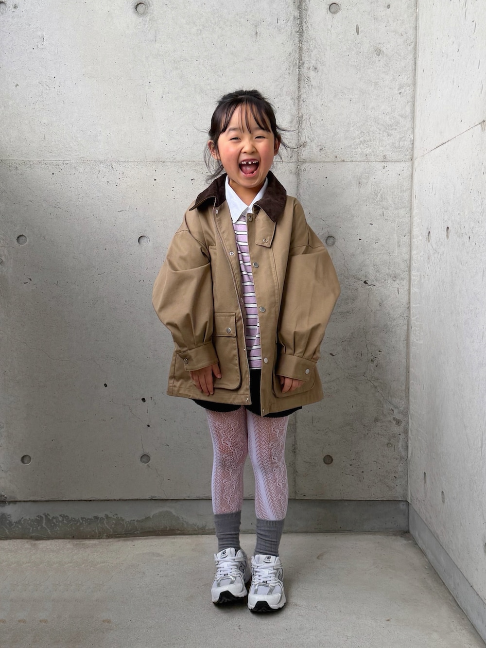 パープル系のポロシャツ、ベージュ系のミリタリージャケット、ブラック系のその他パンツを着用したキッズの冬コーディネートの4枚目の写真