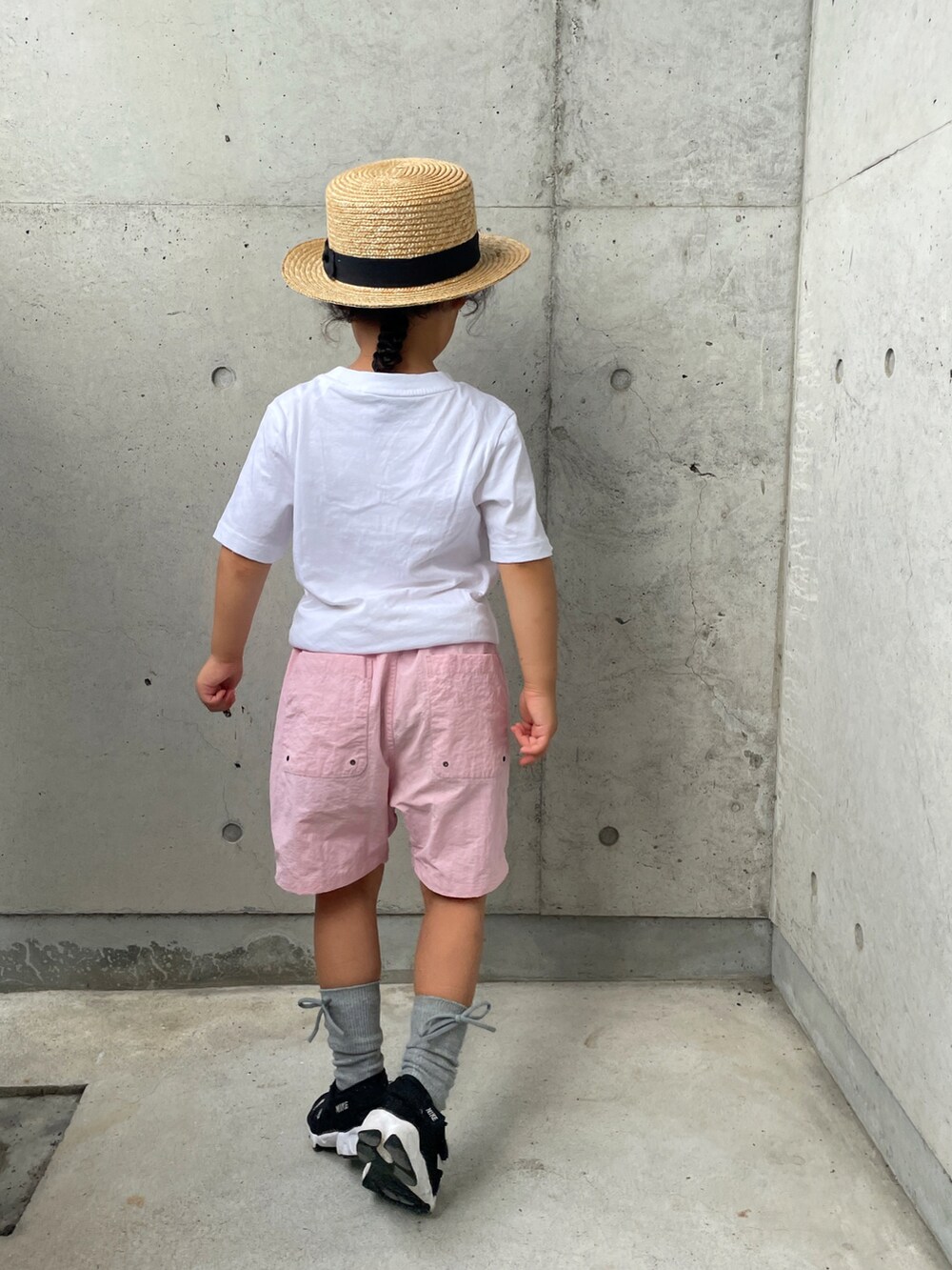 ホワイト系のTシャツ/カットソー、ピンク系のその他パンツ、ブラック系のスニーカーを着用したキッズの夏コーディネートの3枚目の写真