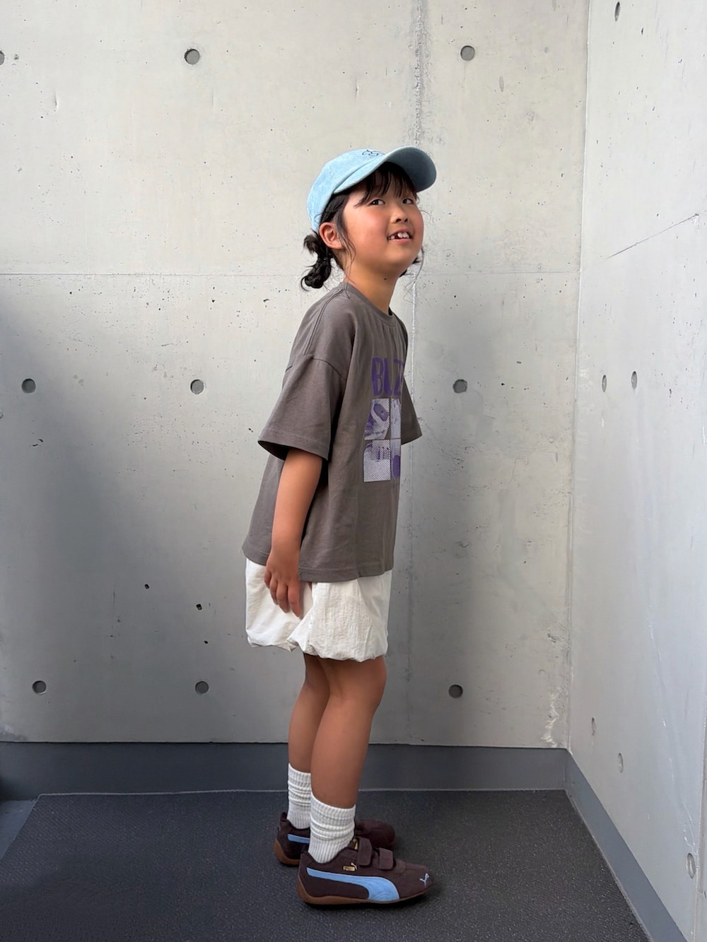 ブラック系のTシャツ/カットソー、ブラウン系のスニーカー、ホワイト系のその他パンツを着用したキッズの秋コーディネートの3枚目の写真