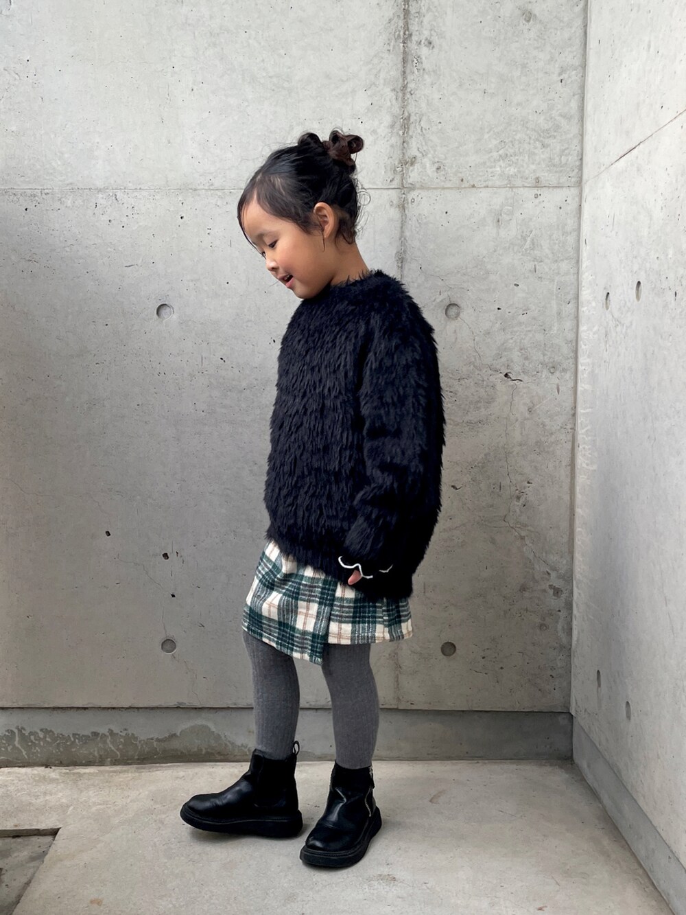 ブラック系のニット/セーター、グリーン系のその他パンツ、ブラック系のTシャツ/カットソーを着用したキッズの秋コーディネートの2枚目の写真