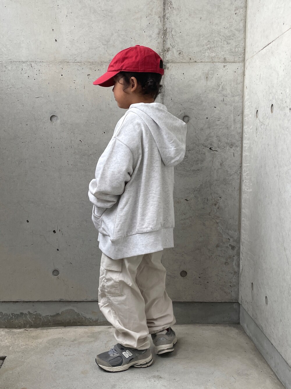 グレー系のスウェット、ホワイト系のカーゴパンツ、ホワイト系のTシャツ/カットソーを着用したキッズの秋コーディネートの4枚目の写真