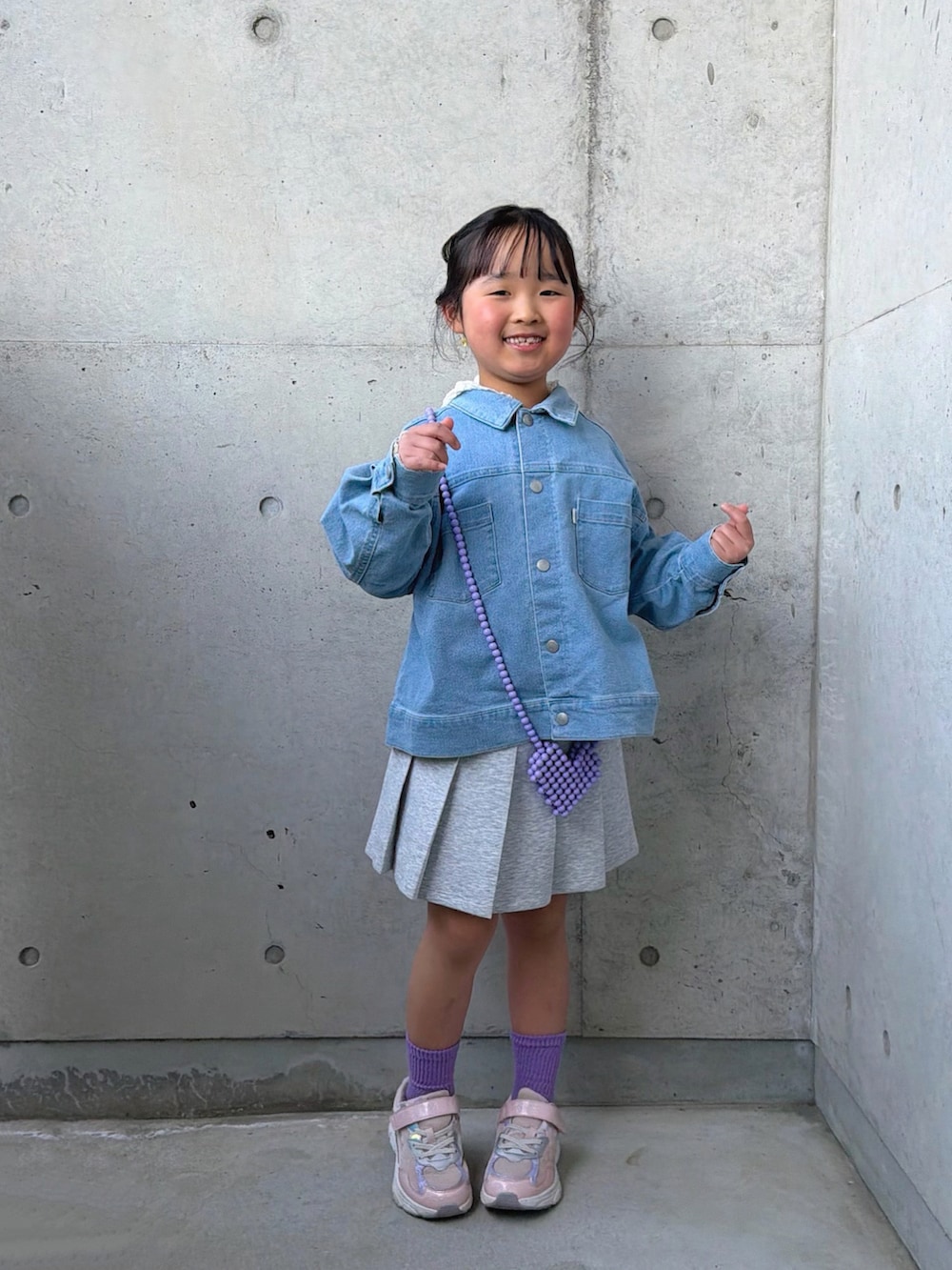 ホワイト系のTシャツ/カットソー、ピンク系のスニーカー、ブルー系のデニムジャケットを着用したキッズの春コーディネートの5枚目の写真