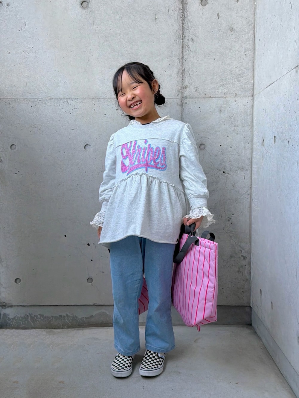 ホワイト系のTシャツ/カットソー、グレー系のワンピース、ピンク系のトートバッグを着用したキッズの冬コーディネートの4枚目の写真