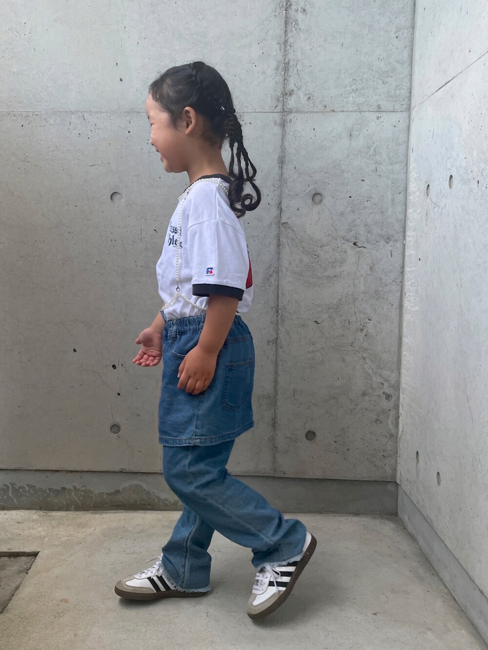 ホワイト系のTシャツ/カットソー、ブルー系のデニムパンツ、ホワイト系のスニーカーを着用したキッズの秋コーディネートの2枚目の写真