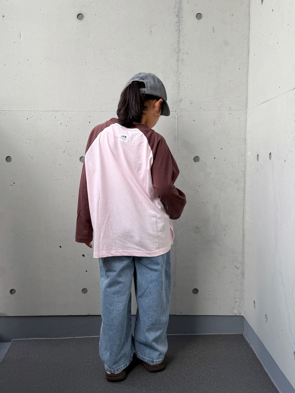 ブルー系のデニムパンツ、ピンク系のTシャツ/カットソー、ピンク系のシューズを着用したキッズの秋コーディネートの4枚目の写真