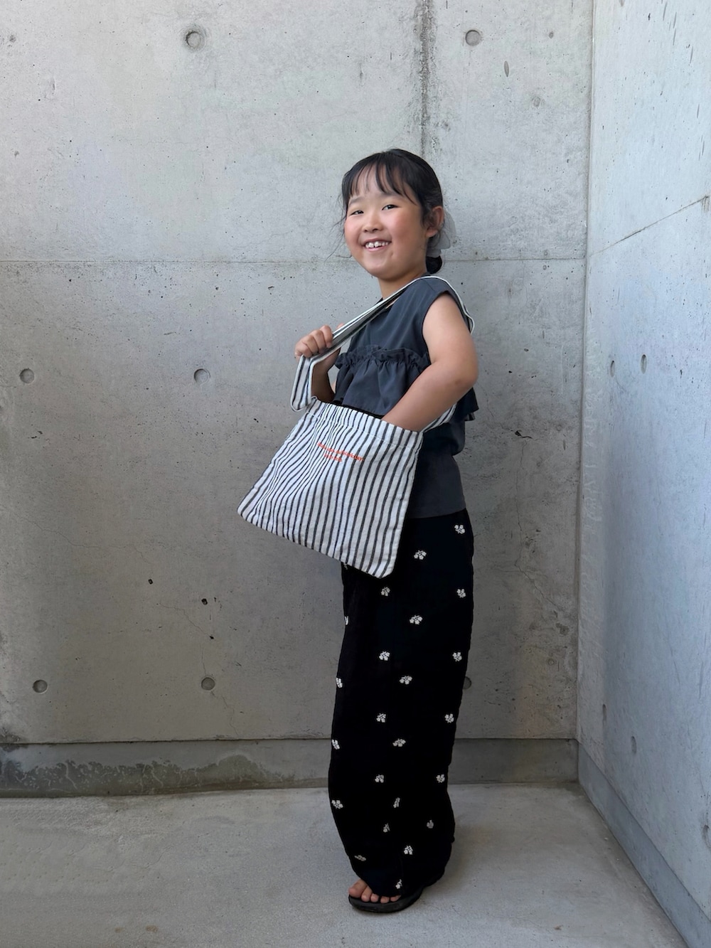 ブラック系のその他パンツ、グレー系のタンクトップ、ブラック系のサンダルを着用したキッズの夏コーディネートの5枚目の写真
