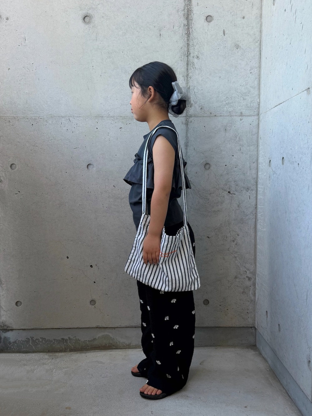 ブラック系のその他パンツ、グレー系のタンクトップ、ブラック系のサンダルを着用したキッズの夏コーディネートの2枚目の写真