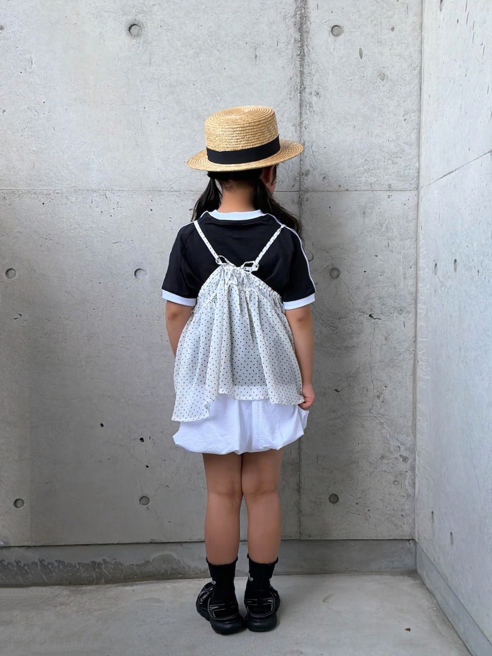 ホワイト系のTシャツ/カットソー、ブラック系のサンダル、ブラック系のTシャツ/カットソーを着用したキッズの春コーディネートの4枚目の写真
