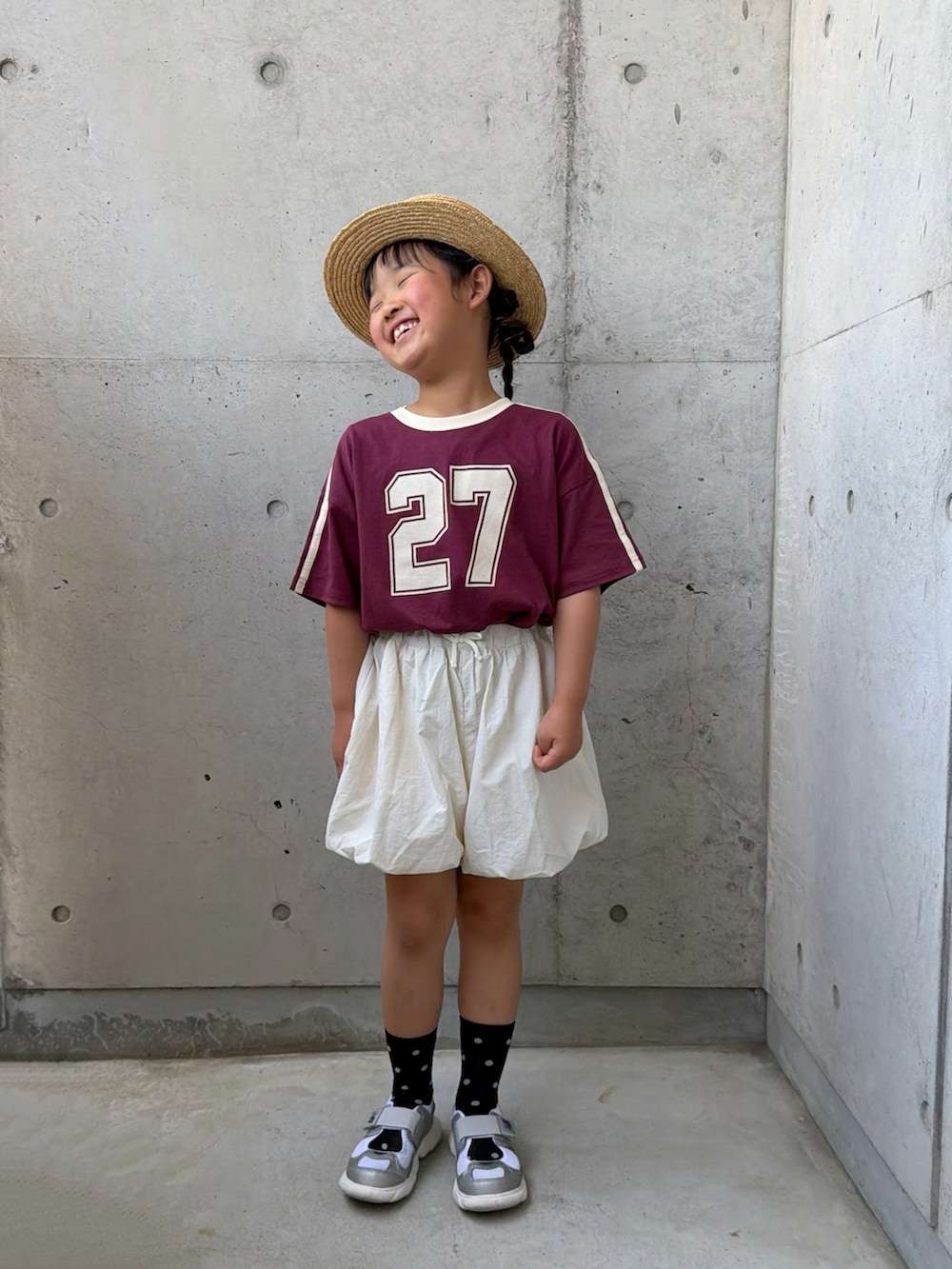 レッド系のTシャツ/カットソー、ホワイト系のその他パンツ、シルバー系のスニーカーを着用したキッズの春コーディネートの3枚目の写真