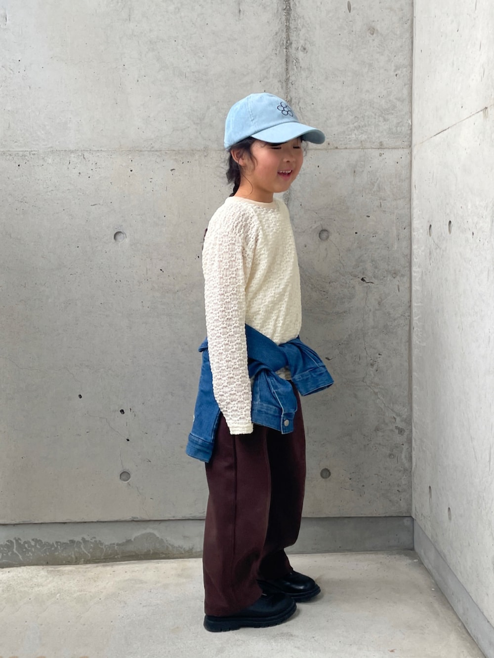 ホワイト系のTシャツ/カットソー、ブルー系のデニムジャケット、ブラック系のブーツを着用したキッズの秋コーディネートの3枚目の写真