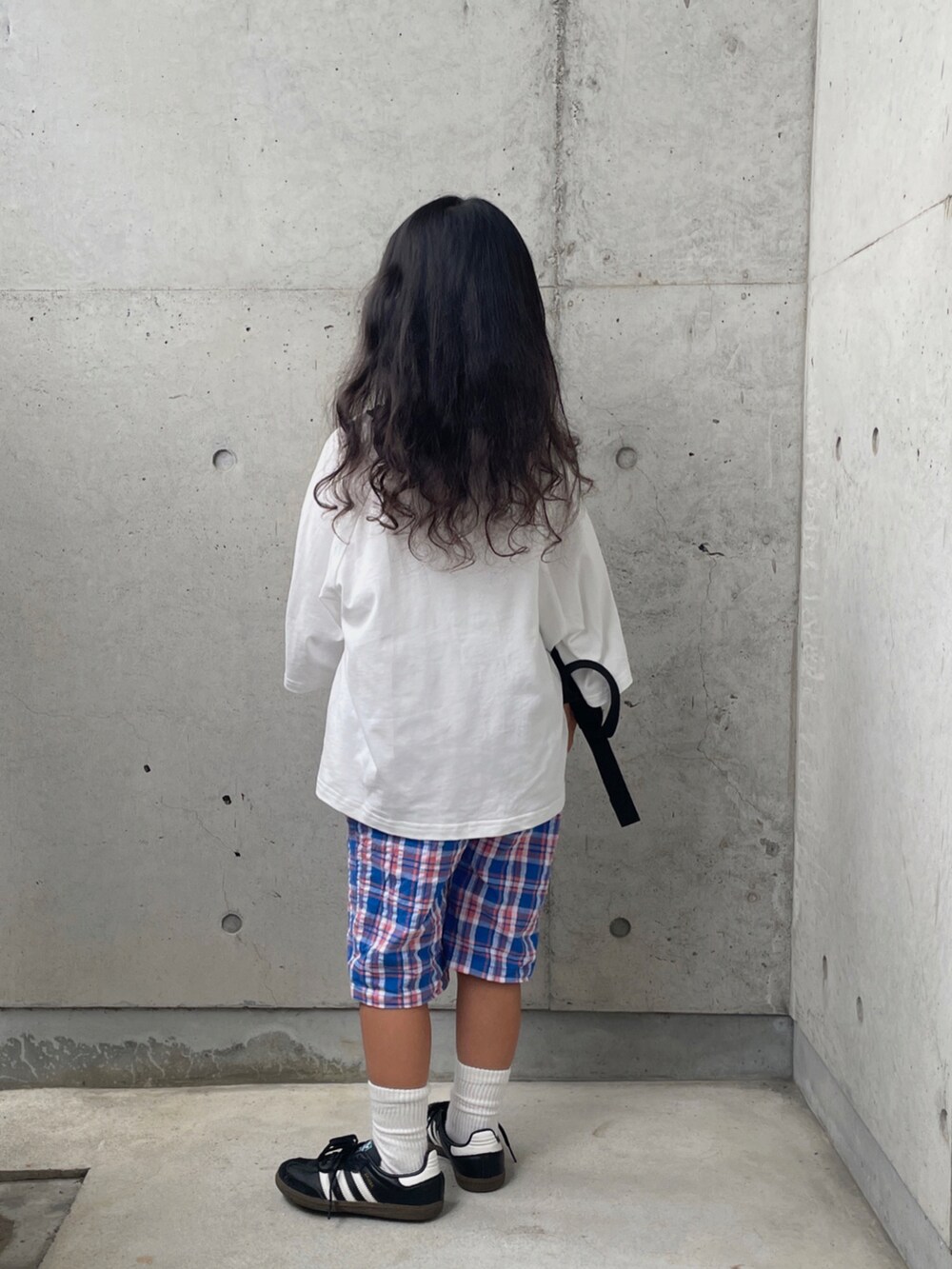 ブラック系のシューズ、ブラック系のボディバッグ/ウエストポーチ、ブルー系のその他パンツを着用したキッズの夏コーディネートの5枚目の写真